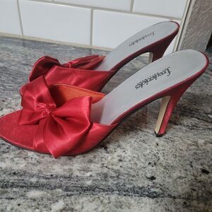 Frederick's of Hollywood 8 satiny red bow heels sandals 2039